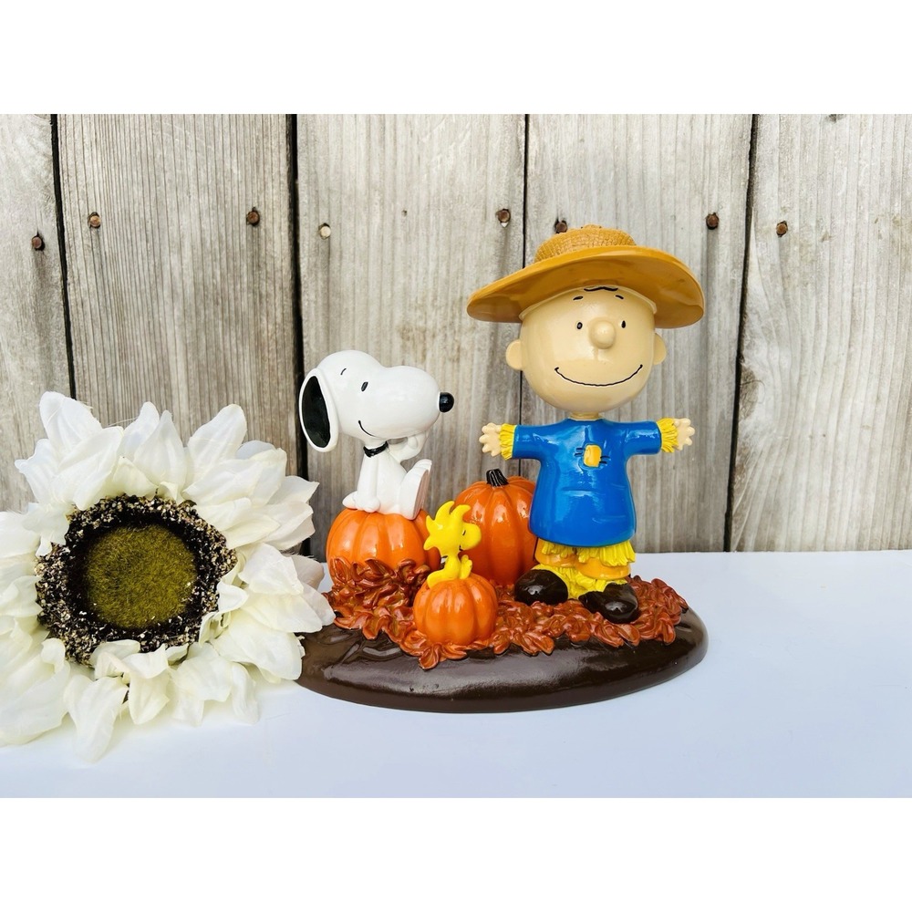 Halloween Peanuts Snoopy Charlie Brown Pumpkin Scarecrow Figurine NEW. 7.5 In